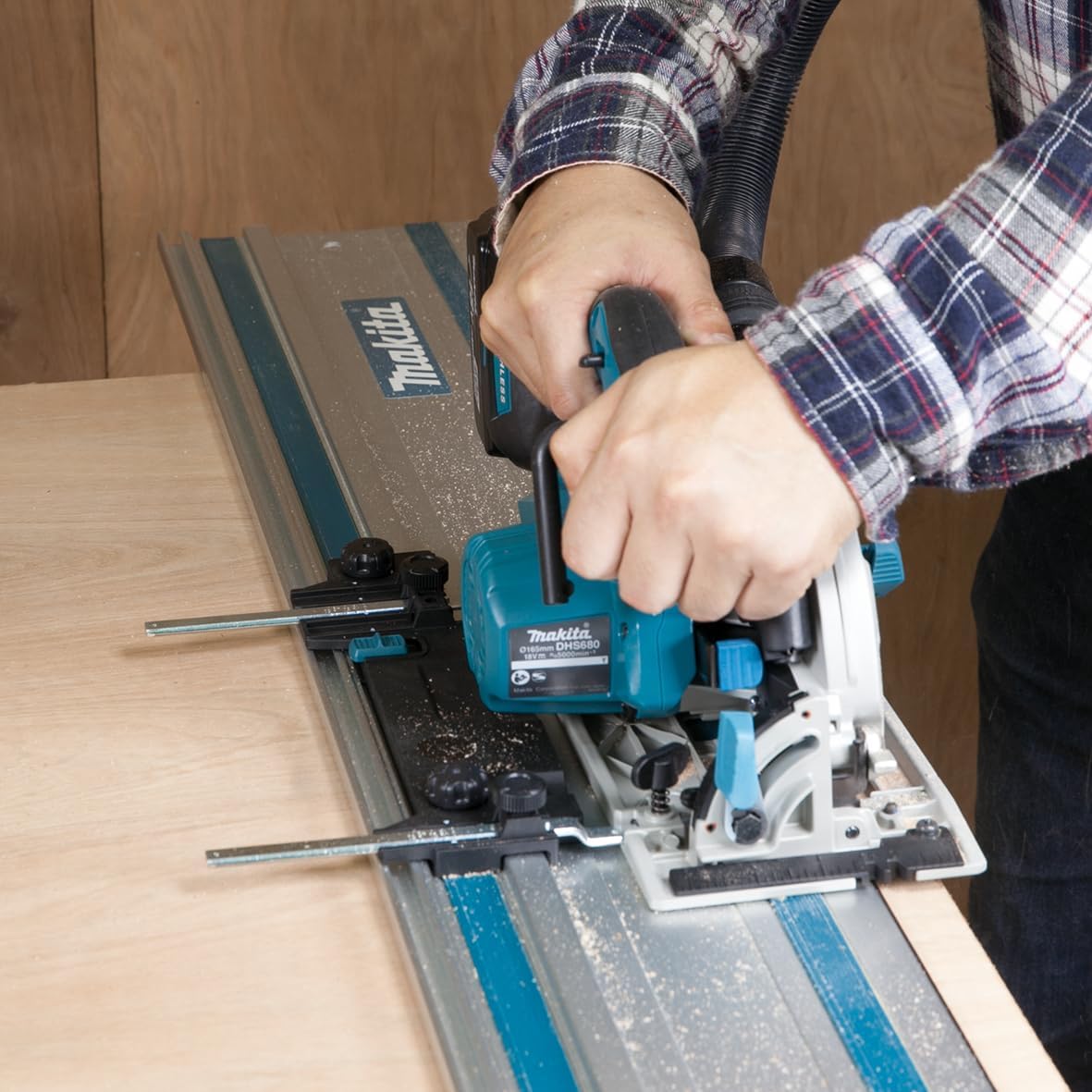 Makita DHS680Z 18V Li-Ion LXT Brushless Circular Saw 165mm – Batteries & Charger Not Included